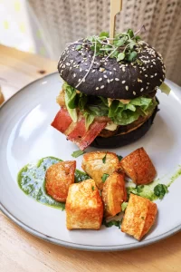 hamburguesa vegana para comer en un restaurante vegano y vegetariano en españa