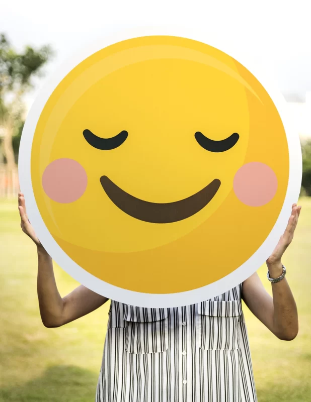 mujer con sticker de cara feliz para el poder de la personalización de alimentación