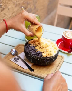 Disfruta de las variedades de toppings veganos y sin gluten existen en españa para tus bol de acai